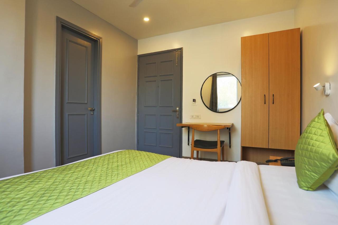 ניו דלהי Hotel Yellow Chilli Britannia Chowk- Couple Friendly Local Id Accepted מראה חיצוני תמונה